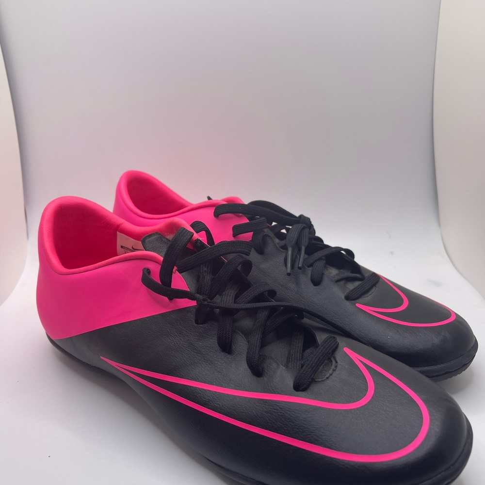 Nike mercrucial soccer shoe flat